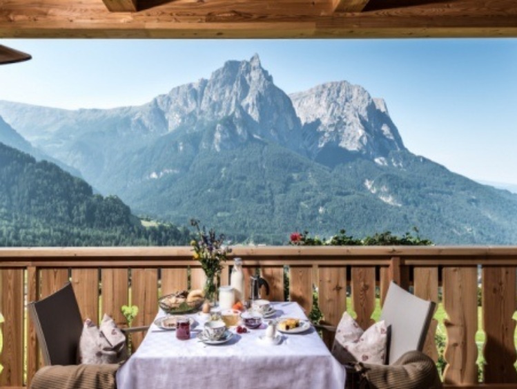 Południowotyrolskie gospodarstwa Roter Hahn z widokiem na Dolomity